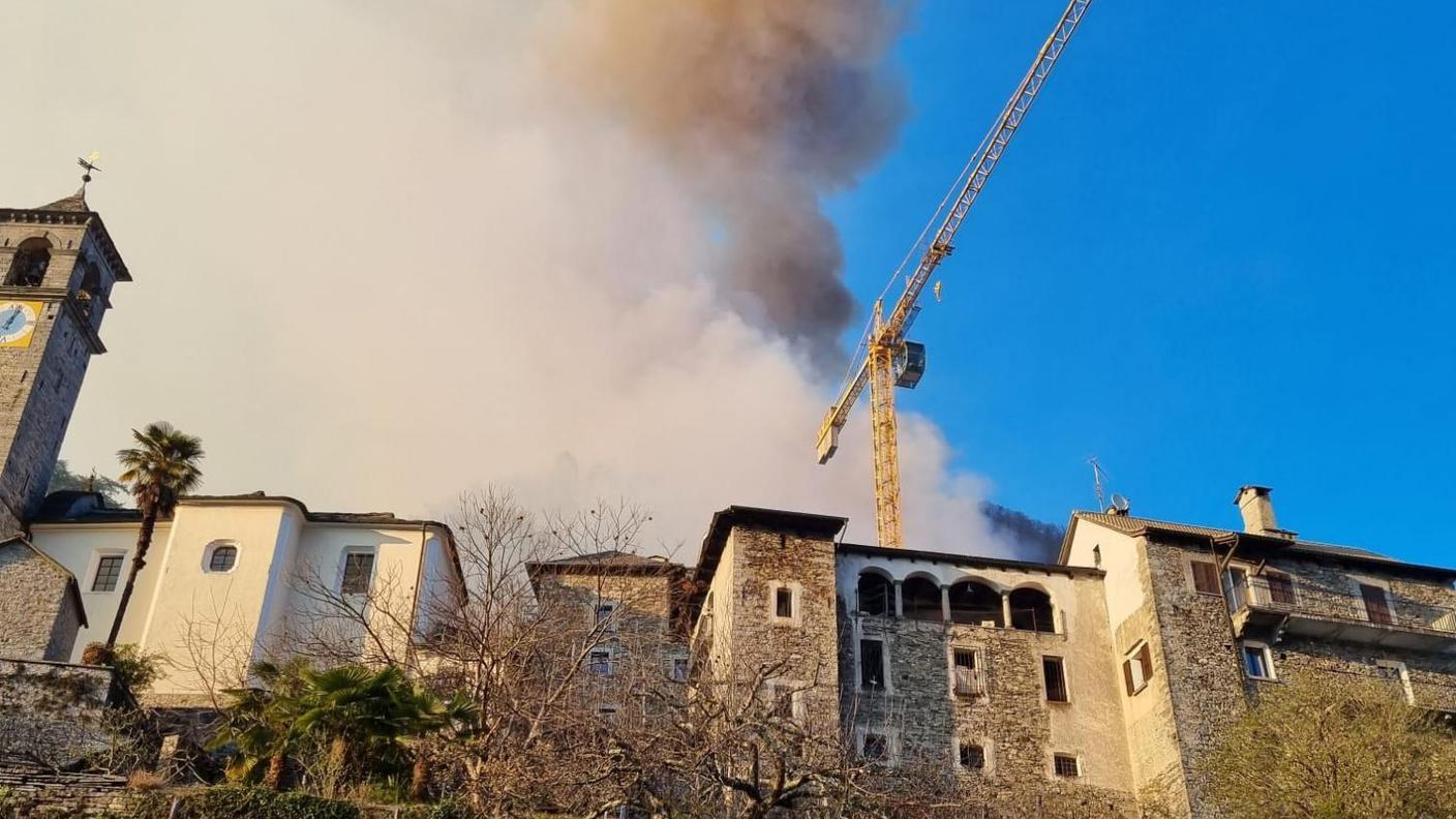 La colonna di fumo sopra il paese