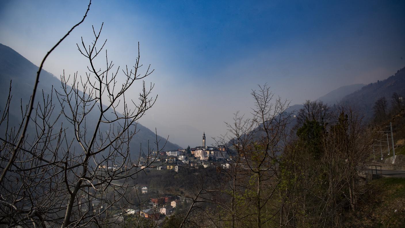 La località di Intragna, all'imbocco delle Centovalli, e sullo sfondo la densa nube di fumo generata dal rogo