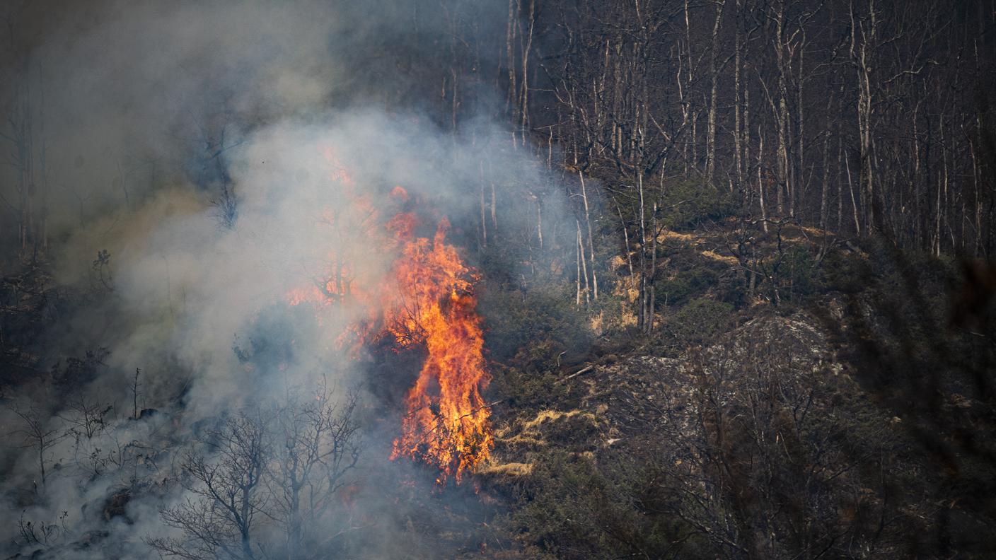 L'incendio è salito in quota, raggiungendo un'altitudine di 1'100 metri