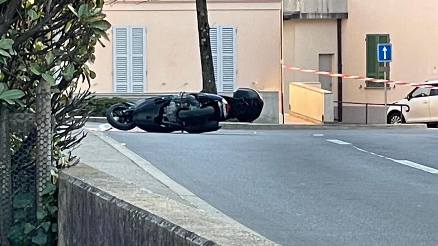 Lo scooterista è caduto in via Sant'Abbondio a Gentilino.