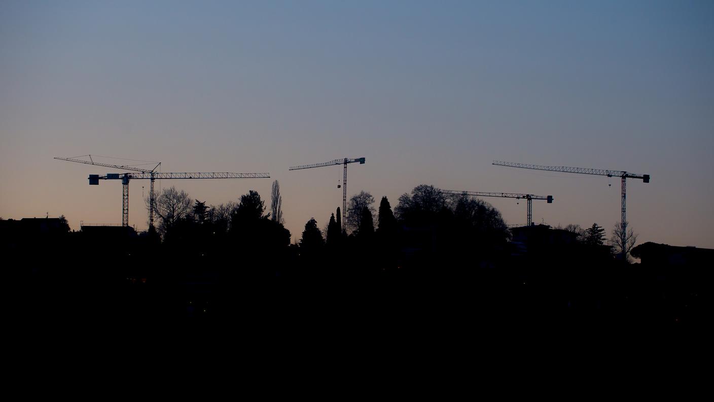Cantiere e gru a Collina d'Oro