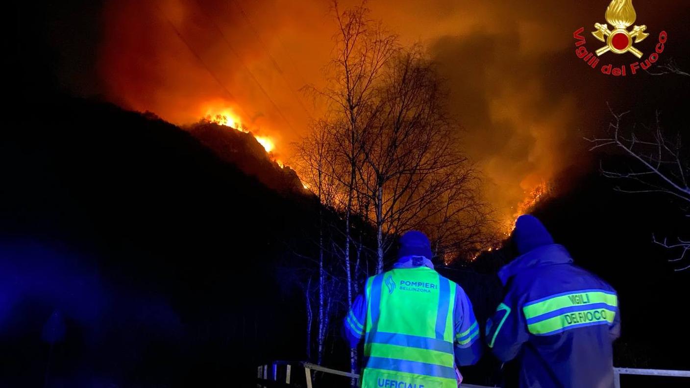 Pompieri di Bellinzona e vigili del fuoco durante le prime notti di lavoro nei pressi di Indemini