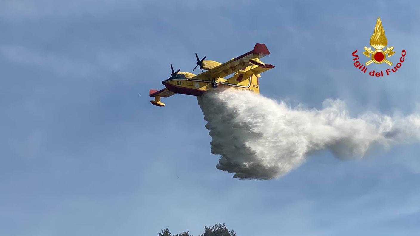 Arrivati due Canadair per contrastare l'incendio