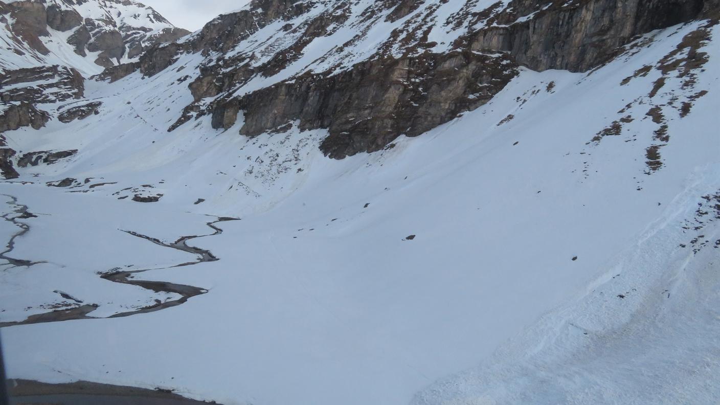 I corpi esanimi dei due sono stati ricuperati da un cono di deposito di una valanga a un'altitudine di 2'050 metri