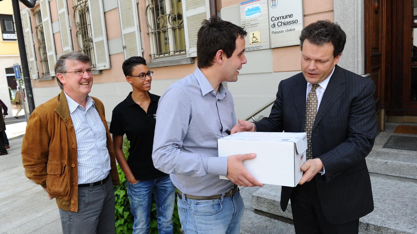 La consegna delle firme del referendum