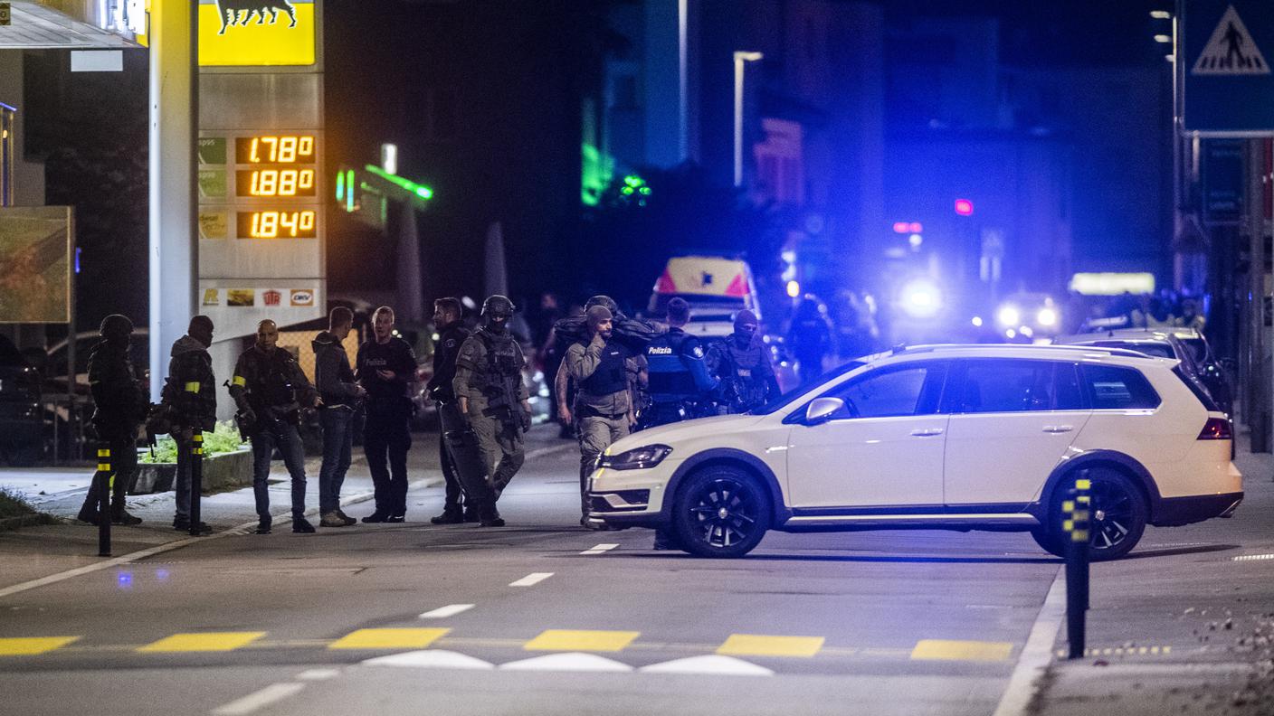 L'intervento in forze della polizia, lo scorso ottobre, dopo il ferimento della donna
