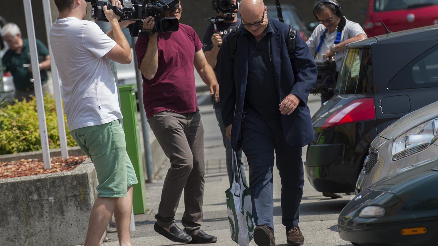L'ex patron inseguito dalle telecamere