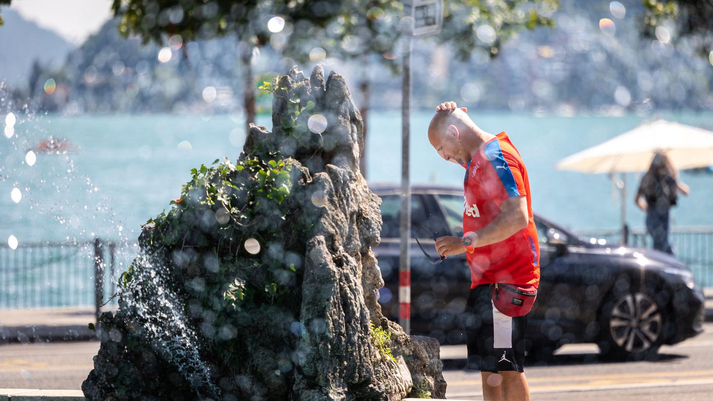 Si ricorda l'importanza di idratarsi, di non fare attività sportive nelle ore più calde, di consumare pasti leggeri e di esporsi al caldo in modo progressivo.
