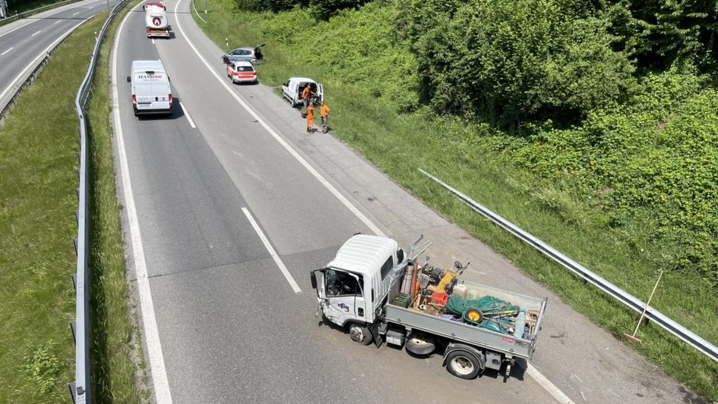 Auto finita a lato della carreggiata, furgone nel mezzo della corsia