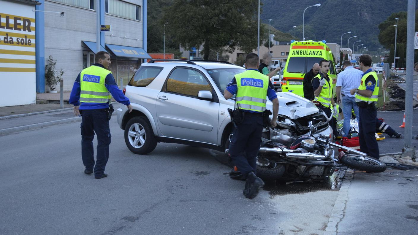 Soccorritori e polizia sul luogo della collisione