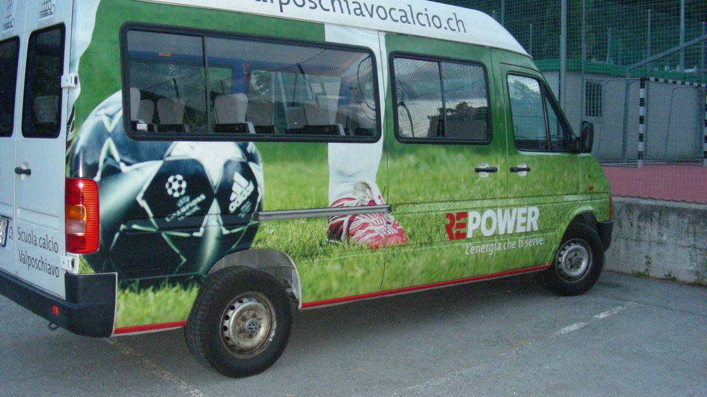 calcio, uno dei mezzi della Valposchiavo calcio.JPG
