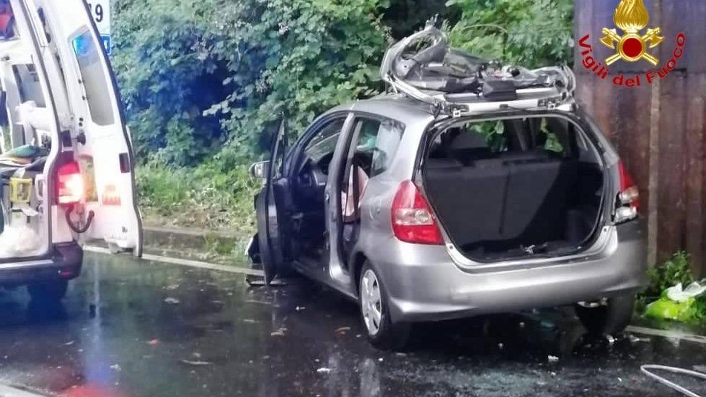 Il mezzo dove hanno operato i pompieri per estrarre i feriti