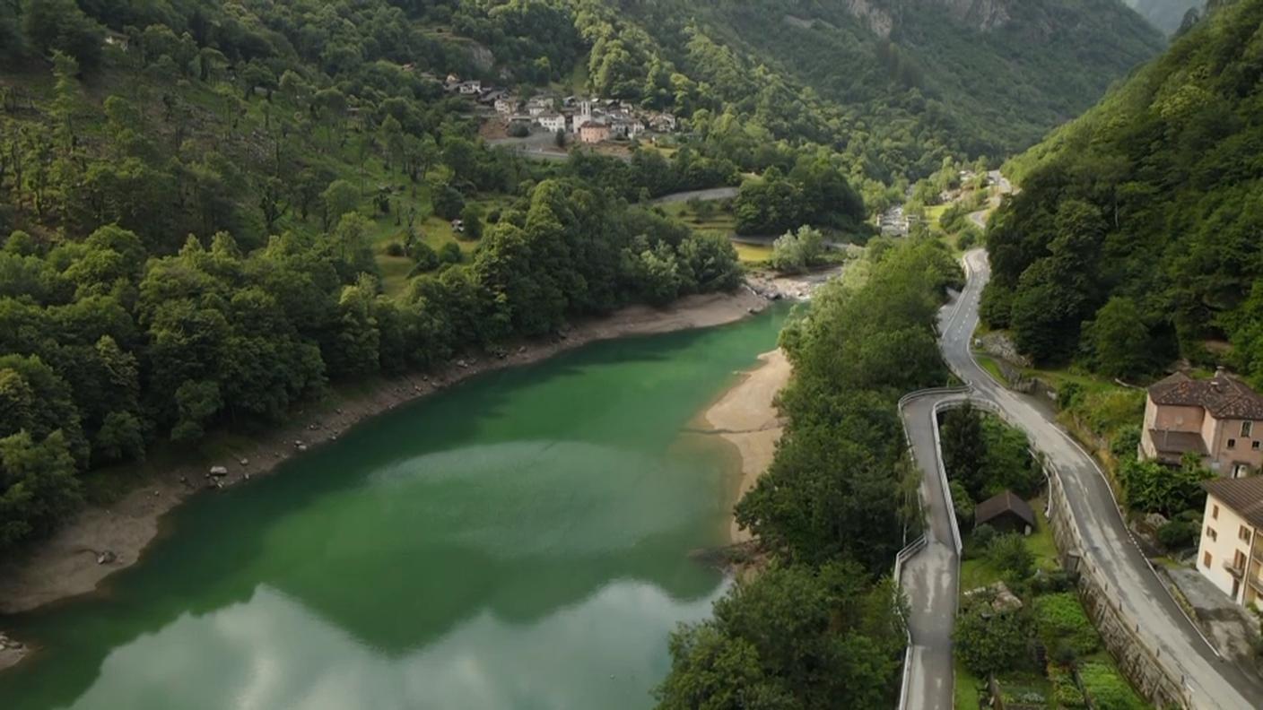 Alla centrale del Sassello di Roveredo viene turbinata l'acqua del lago di Buseno formato dalla diga di Molina