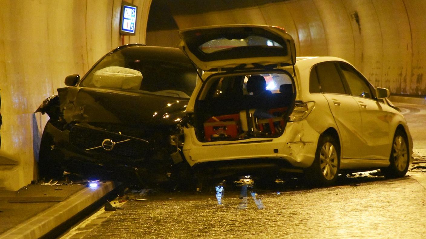 I resti di due delle vetture coinvolte nello scontro