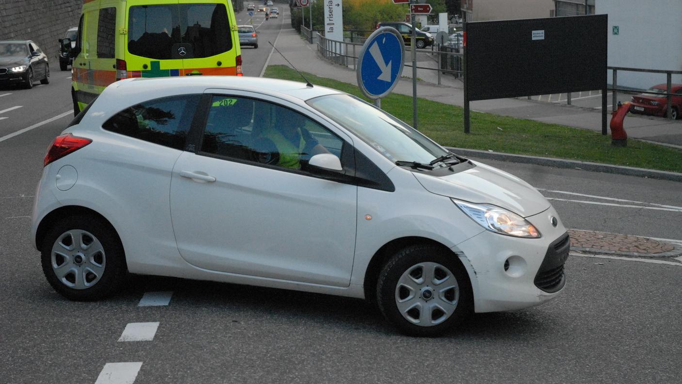 Lo sccoterista è stato trasportato all'ospedale per accertamenti