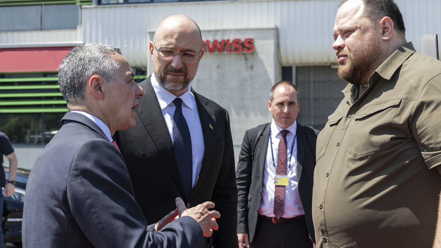 Il presidente della Confederazione Ignazio Cassis di fronte al presidente della Rada Ruslan Stefantschuk a Agno