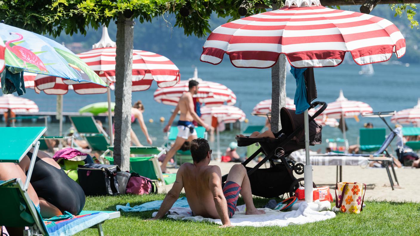 Persone al lido che si rinfrescano, Lugano