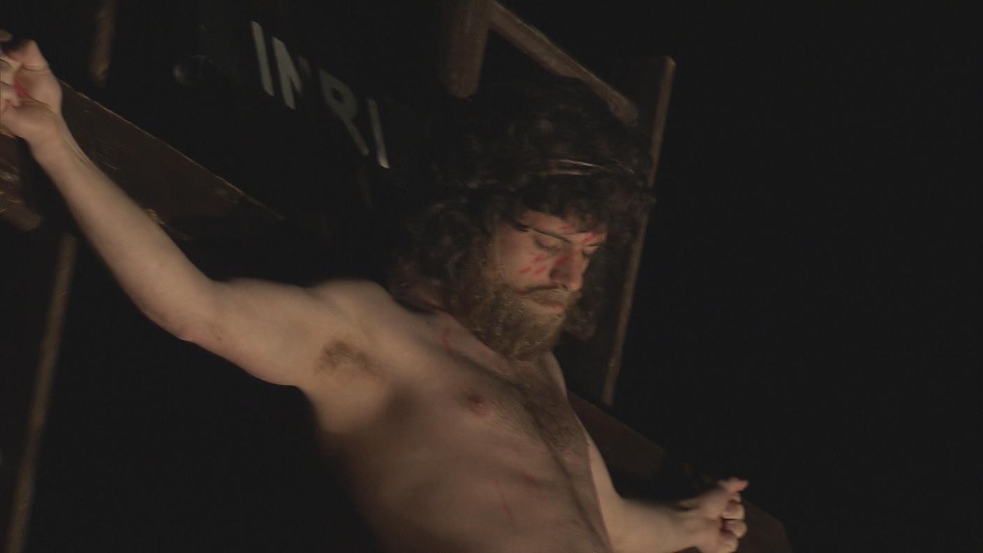 Coldrerio processione 2014 RSI Crocifisso.jpg