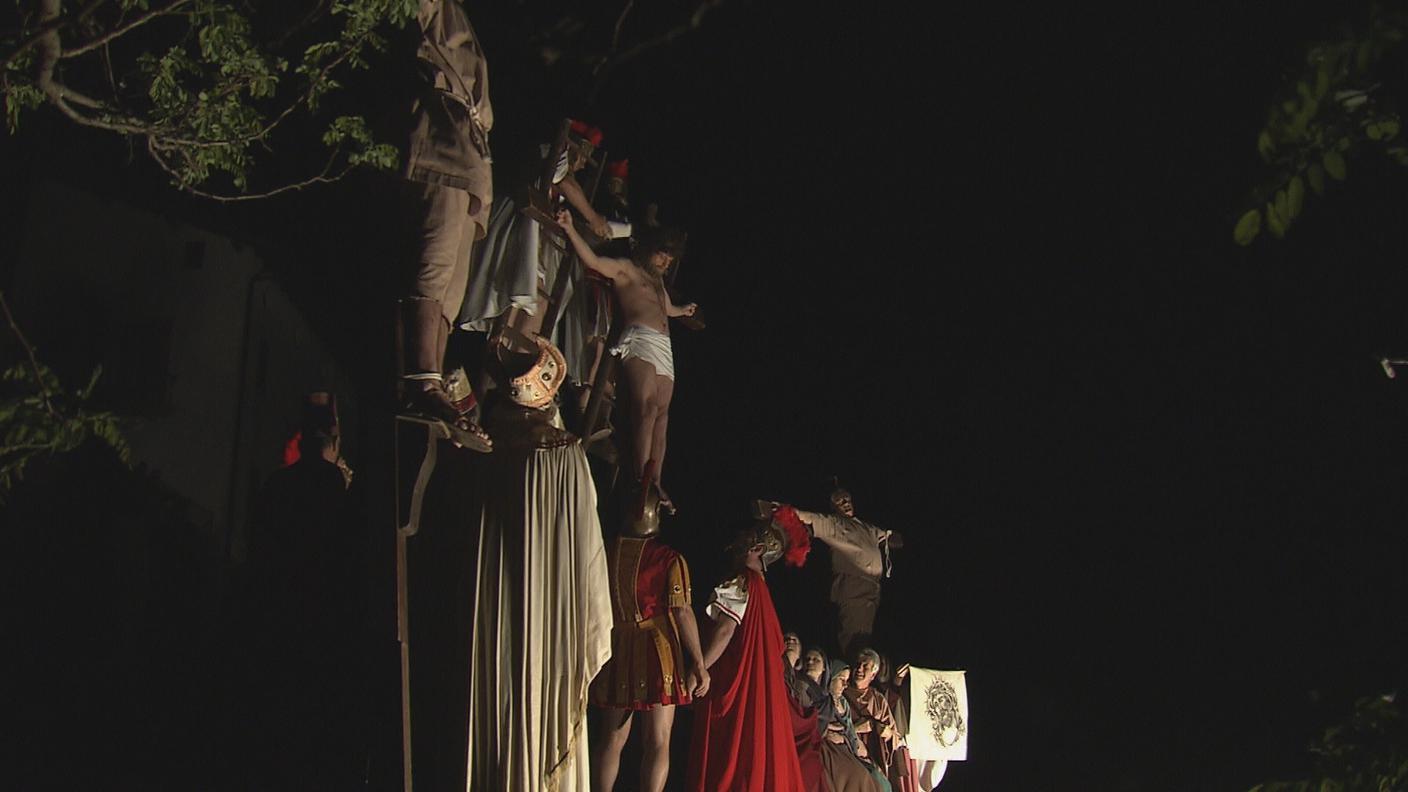 Coldrerio processione 2014 RSI crocifisso lontano.jpg