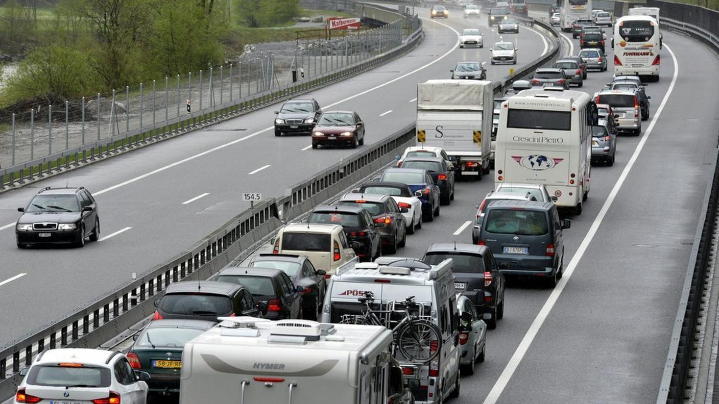 L'alternativa per chi non vuole attendere al San Gottardo è l'A13 del San Bernardino