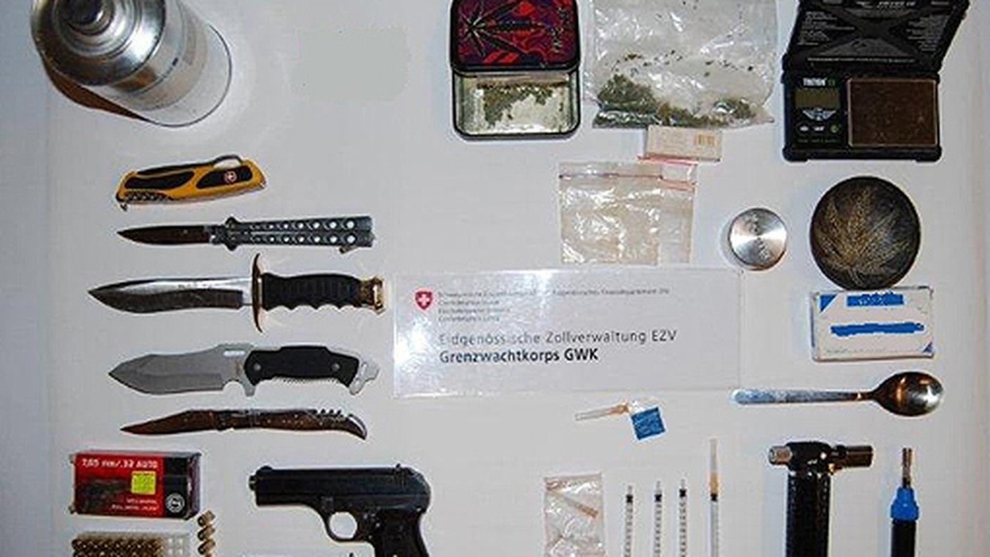 castasegna sequestro armi 21.4.14 (foto guardie di confine).jpg