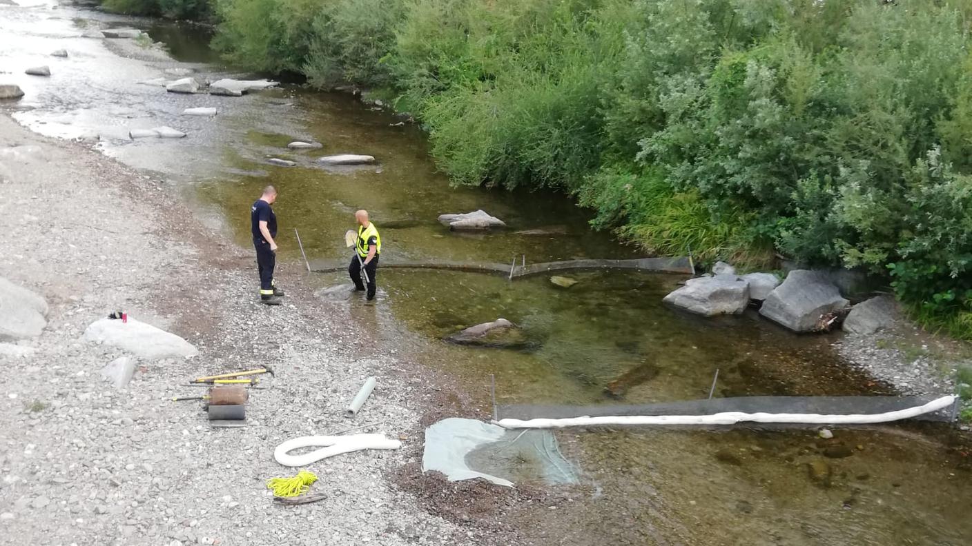 I pompieri hanno subito posato sbarramenti nel Cassarate per bloccare la sostanza prima dell'arrivo al lago