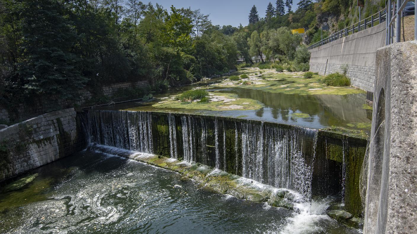 Il corso della Breggia, qui ripresa nei pressi di Chiasso: i livelli dell'acqua sono ormai così bassi da rasentare la stagnazione