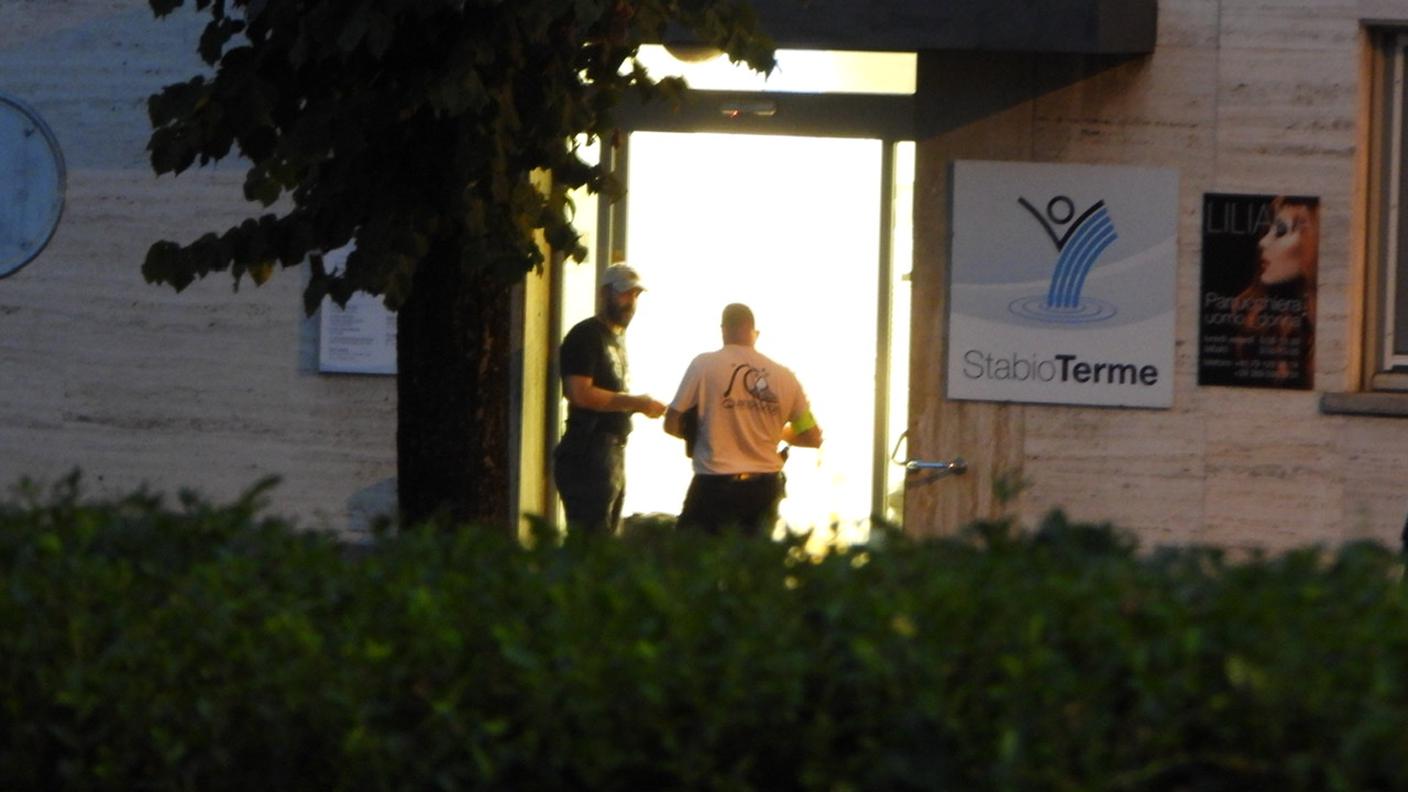 Spari all'ingresso delle terme