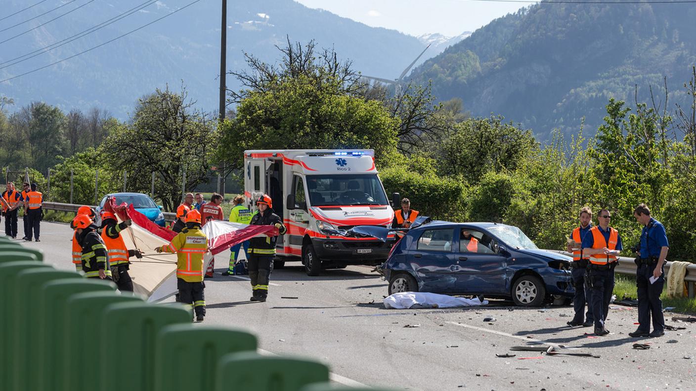 Soccorritori e polizia sul luogo dello scontro