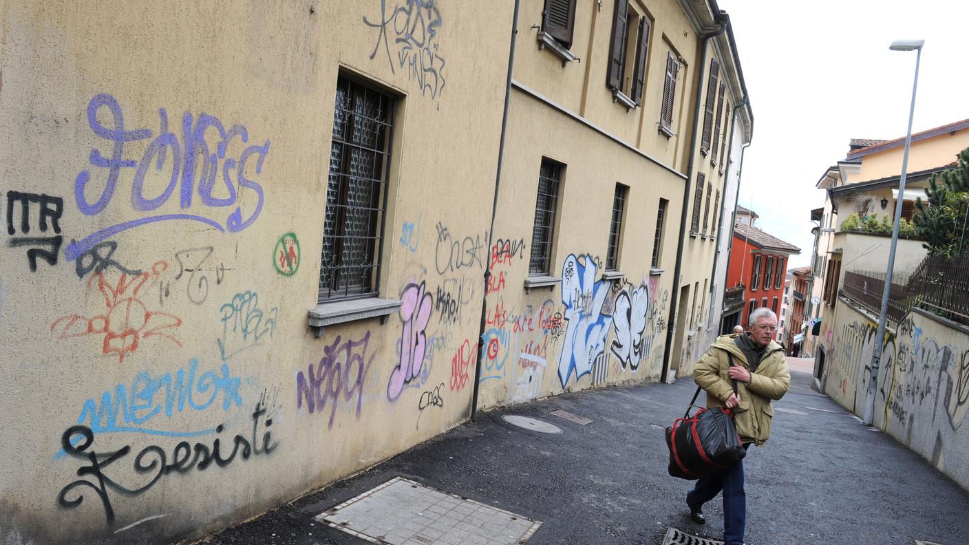 Muri imbrattati in centro a Lugano da Via Bertaccio verso Via Cattedrale (Tipress).jpg