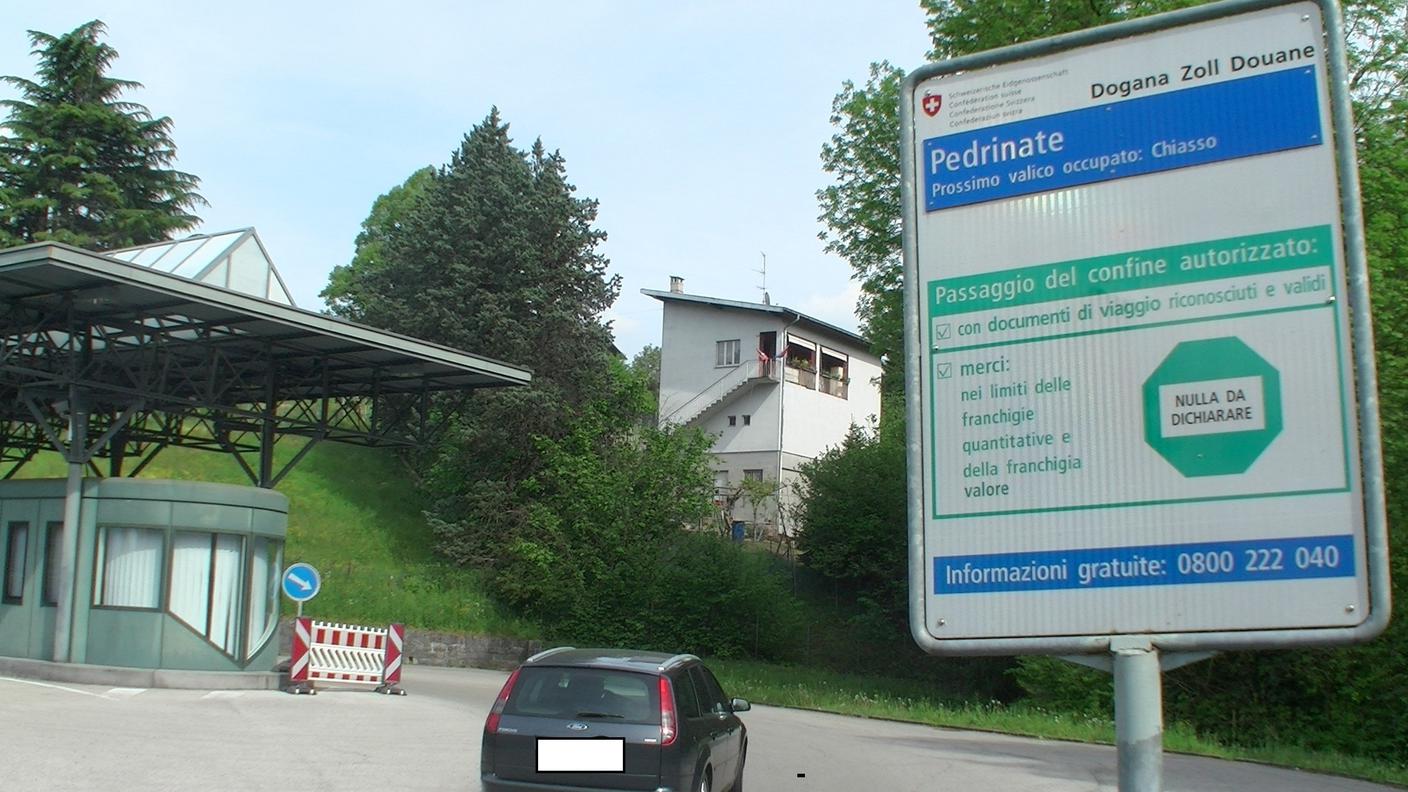 Il valico di Pedrinate non è presidiato. Per il gruppo di cittadini, più controlli permetterebbero di arginare l'ondata di furti e rapine che ha colpito la zona di confine