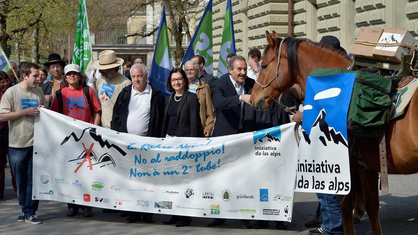 iniziativa delle Alpi petizione san gottardo 18-4-2013 ky.JPG