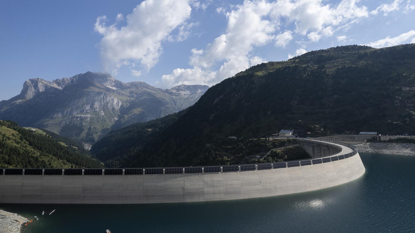 I pannelli sul lato sud dello sbarramento del Lago di Lei, in cima alla Valle di Avers