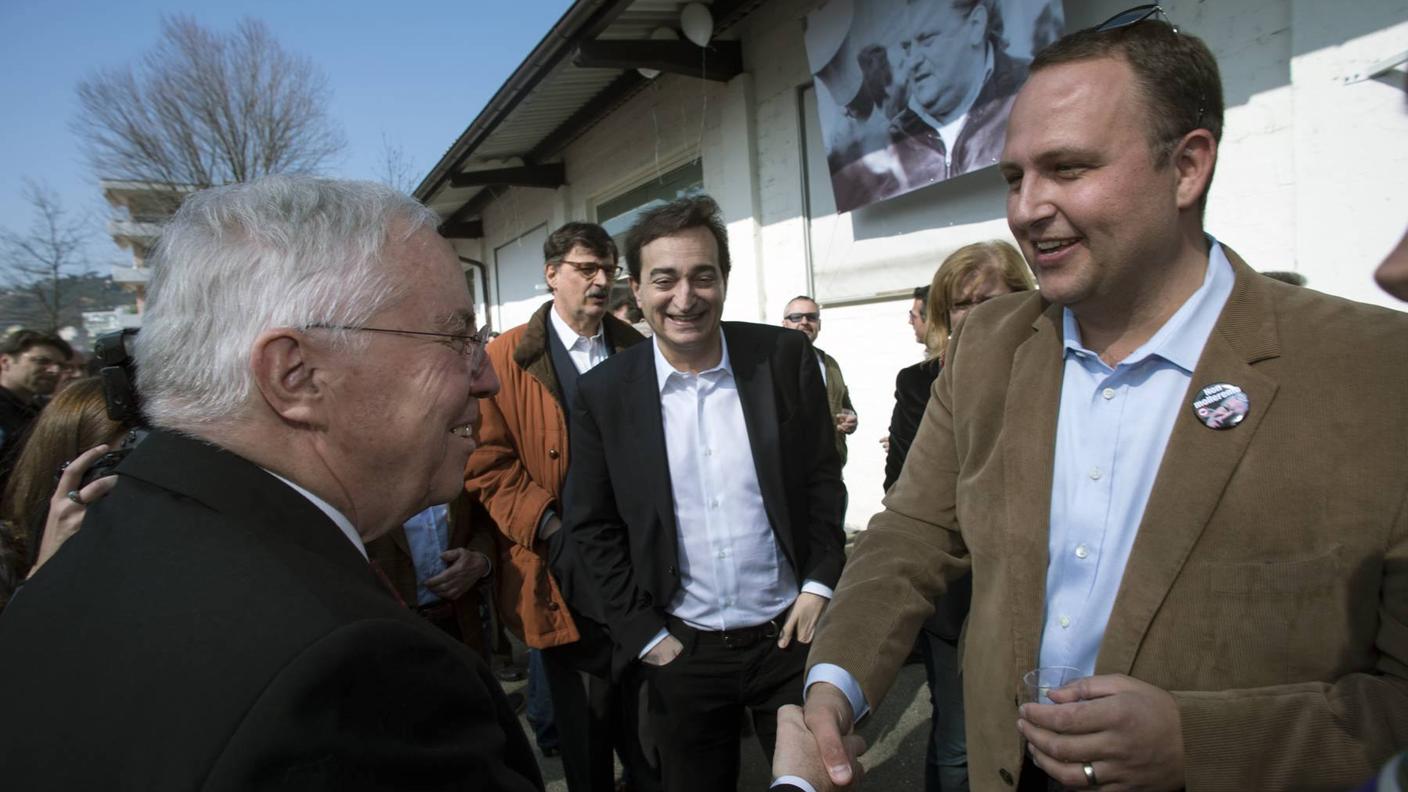 Stretta di mano fra il tribuno democentrista a Norman Gobbi