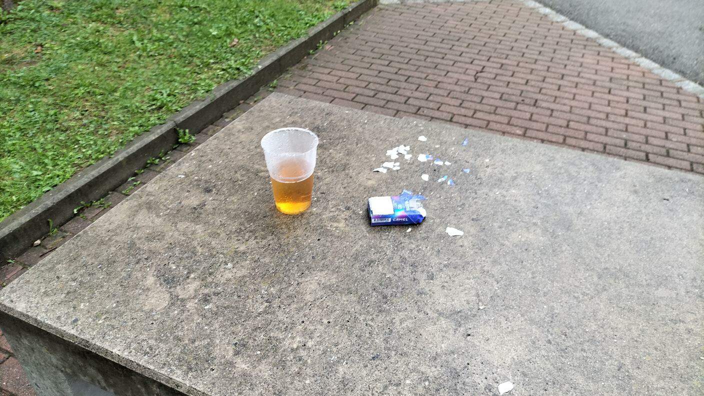 Bicchieri di birra e rifiuti sono stati lasciati ovunque da chi ha sporcato il parco