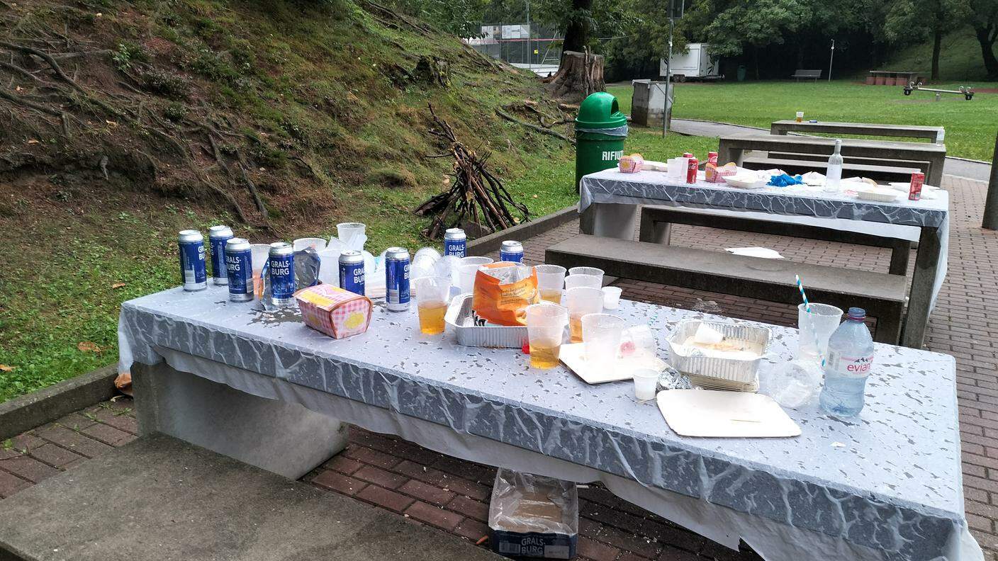 I tavolini pieni di spazzatura, scarti e sporcizia mercoledì mattina al Parco Vira di Savosa
