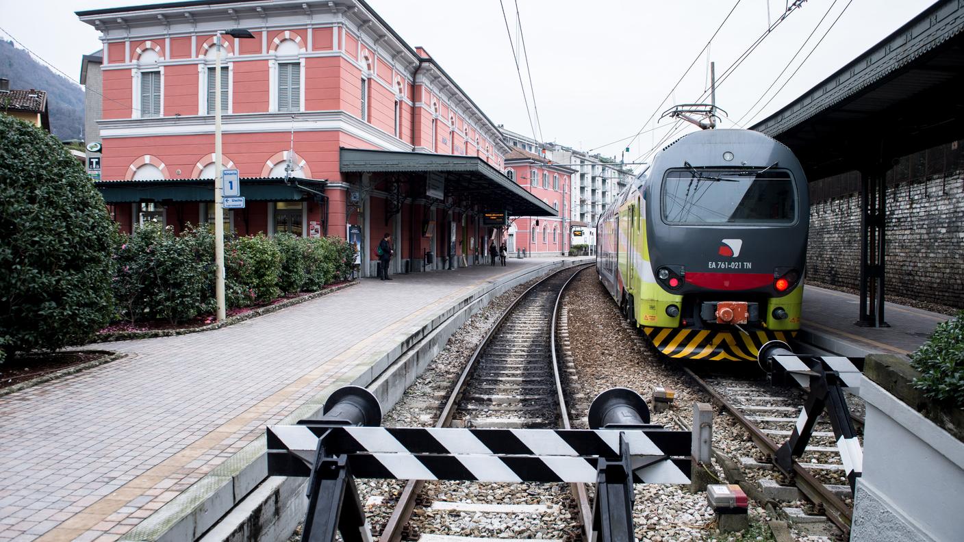 Gli agenti lo hanno tratto in salvo prima che arrivasse il treno da Milano