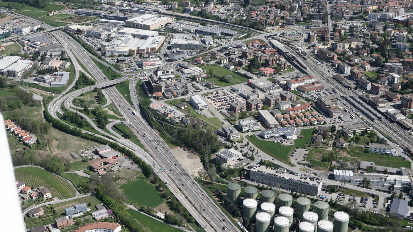 Una foto aerea dello svincolo di Mendrisio dell'A2 (Ustra).jpg