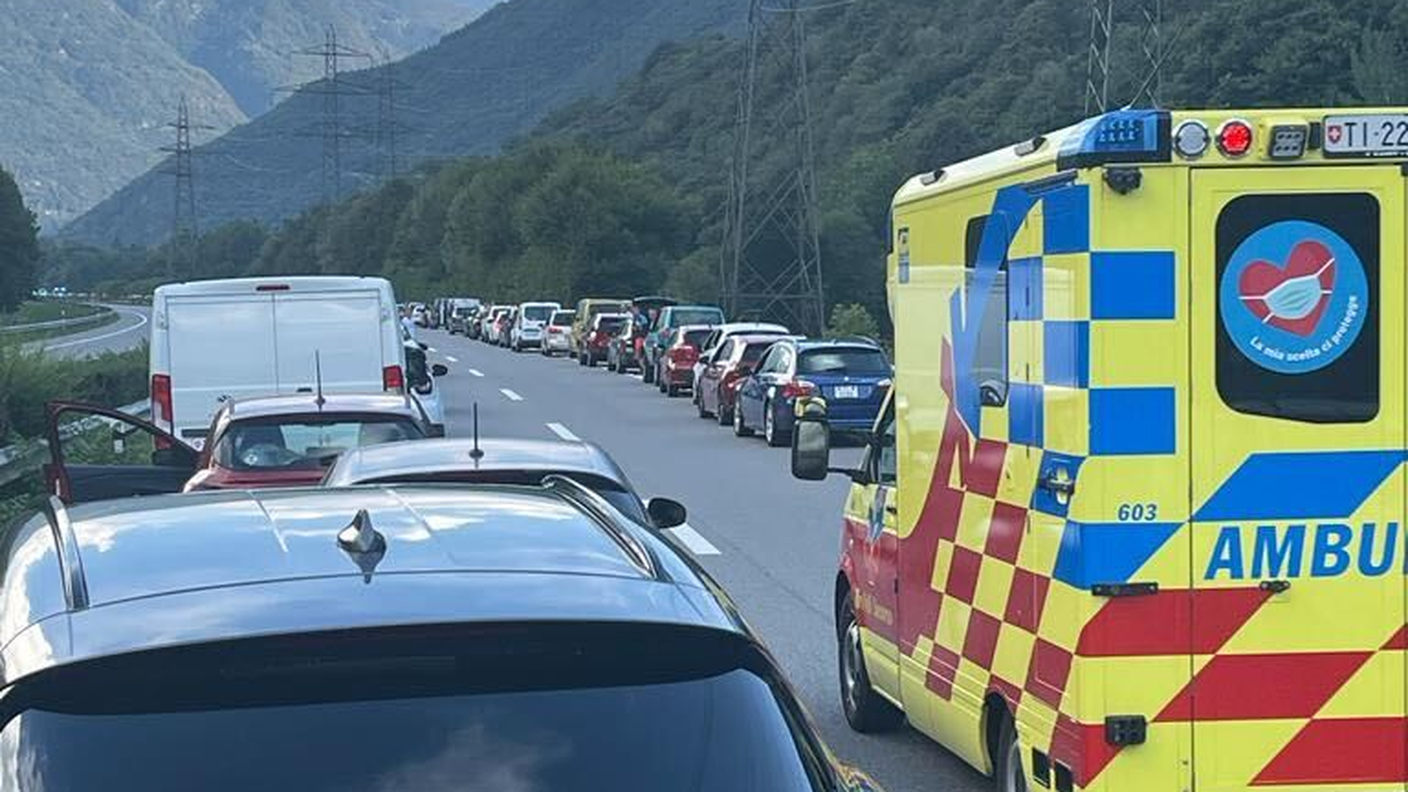 Un'ambulanza si dirige verso il luogo dell'incidente