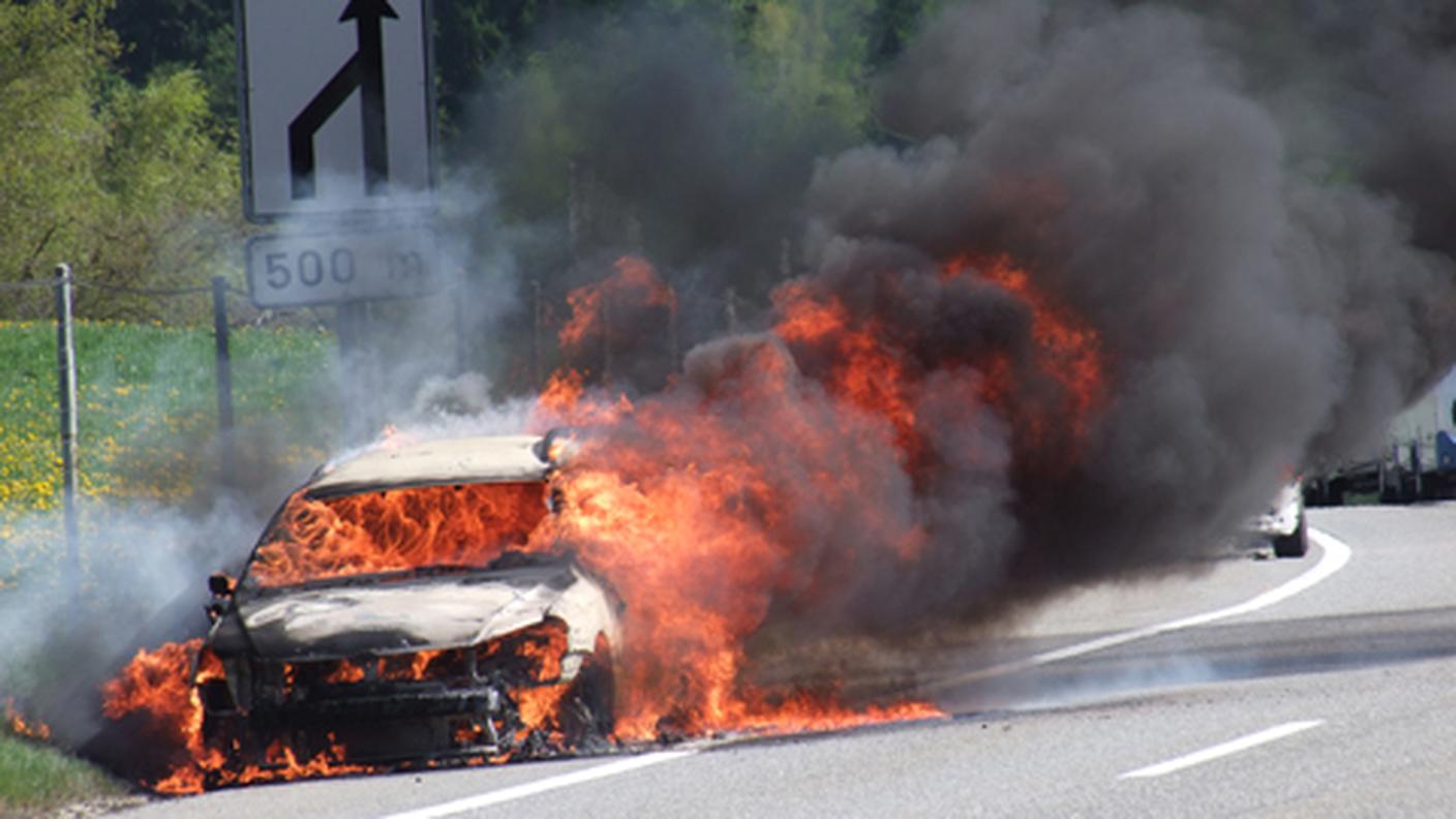 La vettura in preda alle fiamme nei pressi di Andeer (kapogr).jpg