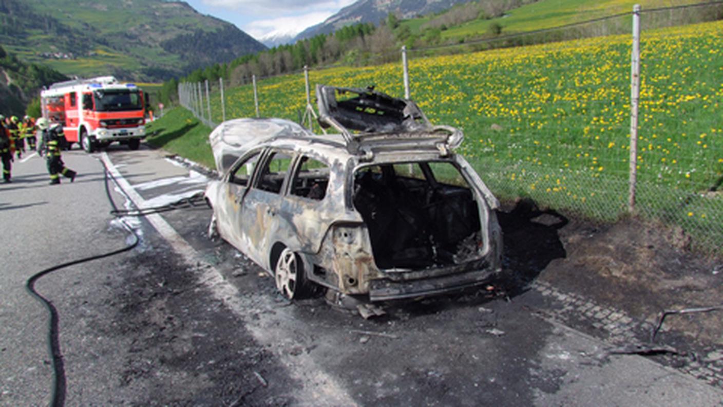 I resti carbonizzati del veicolo dopo lo spegnimento dell'incendio (kapogr).jpg