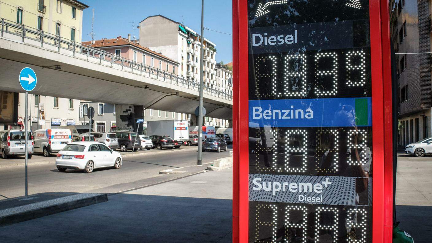 Viene così esteso per oltre un mese il taglio di 30 centesimi di euro al litro per benzina, diesel e gas per autotrazione