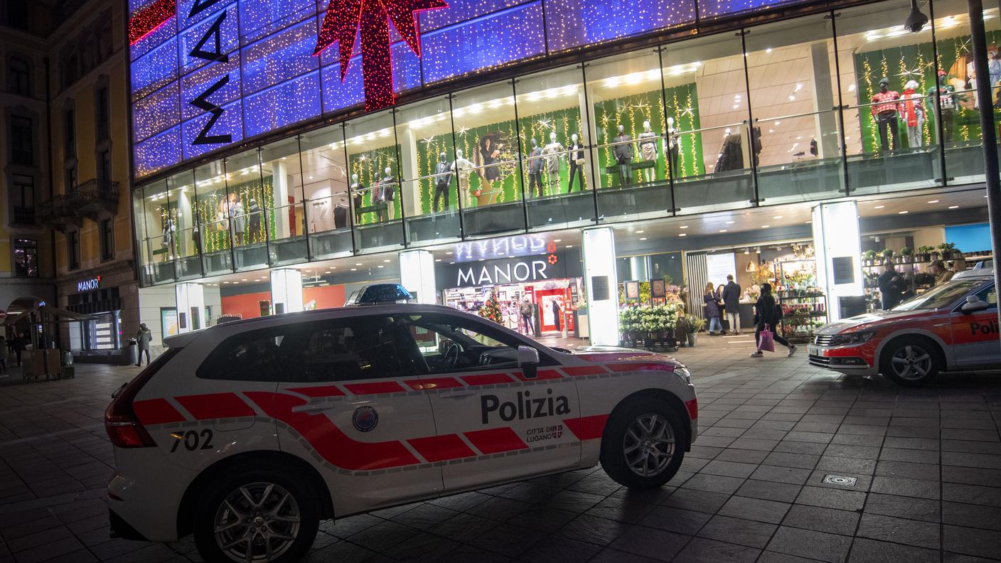 L'esterno della Manor di Lugano presidiato dalla polizia dopo l'attacco, nel novembre del 2020