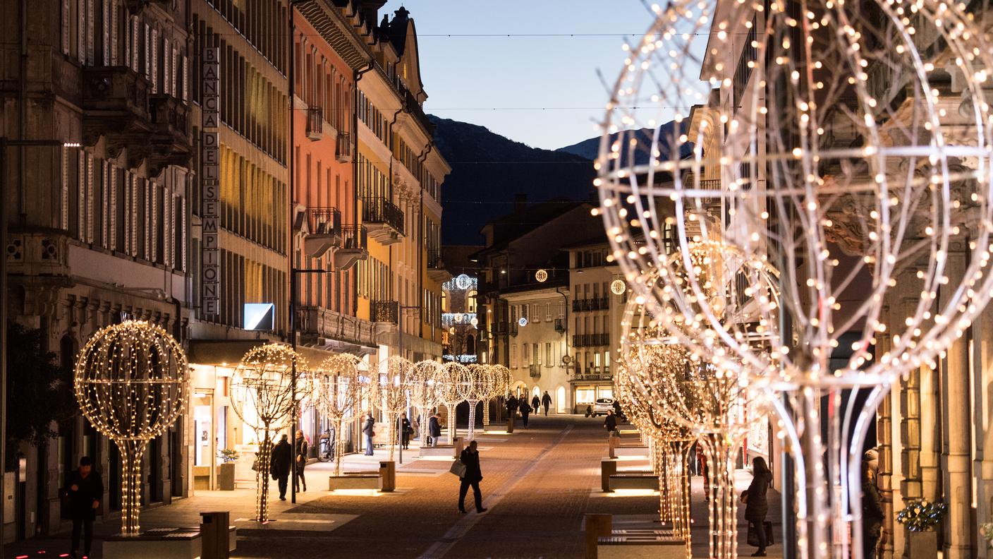 L'atmosfera natalizia in viale Stazione a Bellinzona