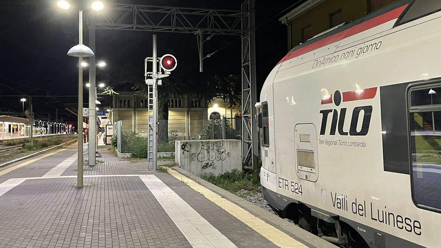 Il servizio TILO alla stazione ferroviaria di Luino, ora si attendono i frontalieri