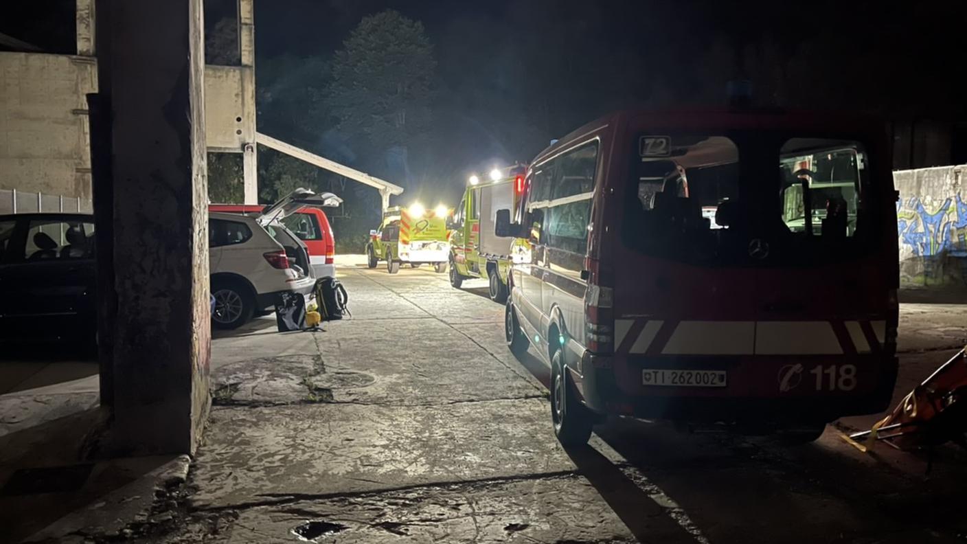 I soccorritori intervenuti venerdì sera lungo un sentiero delle gole della Breggia, dietro alla ex Saceba