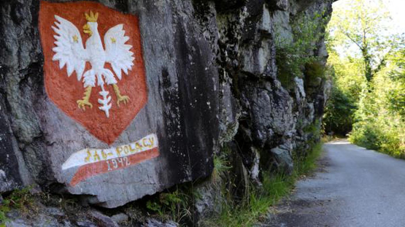 La "strada dei polacchi", che si snoda lungo il bosco tra Golino e Arcegno, fu terminata nel 1942