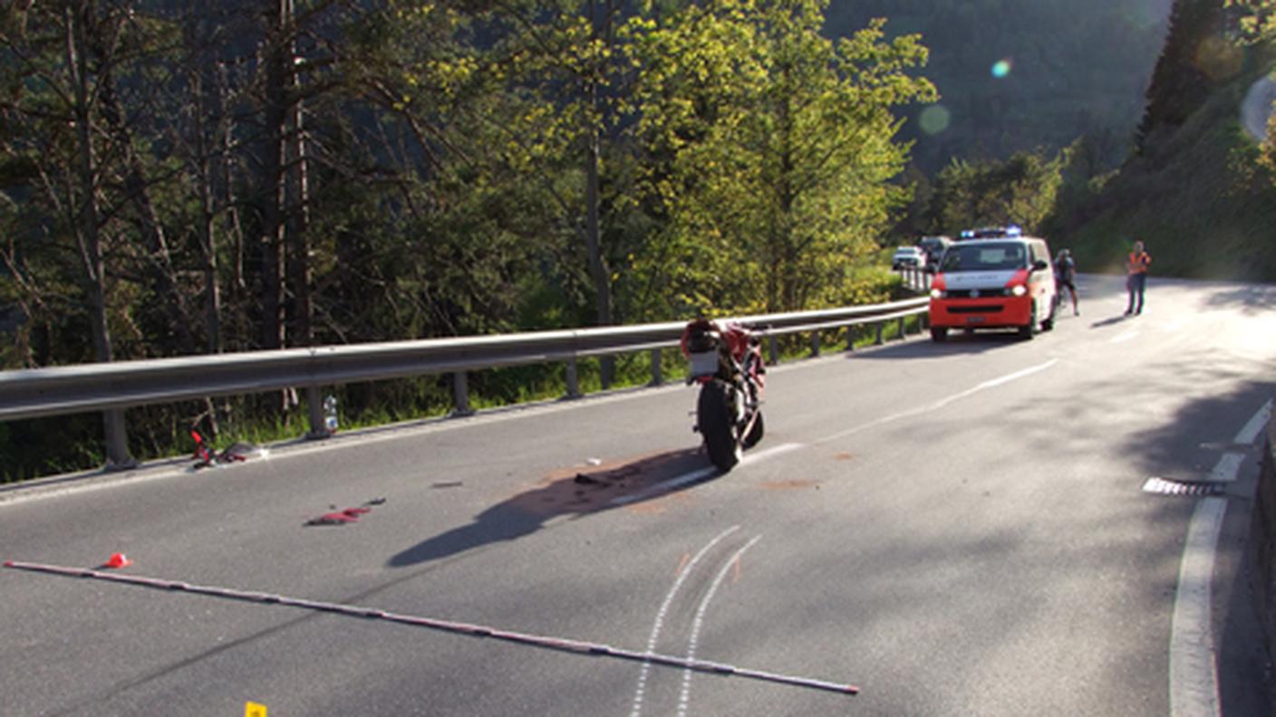 Nell'impatto il motociclista ha riportato ferite lievi