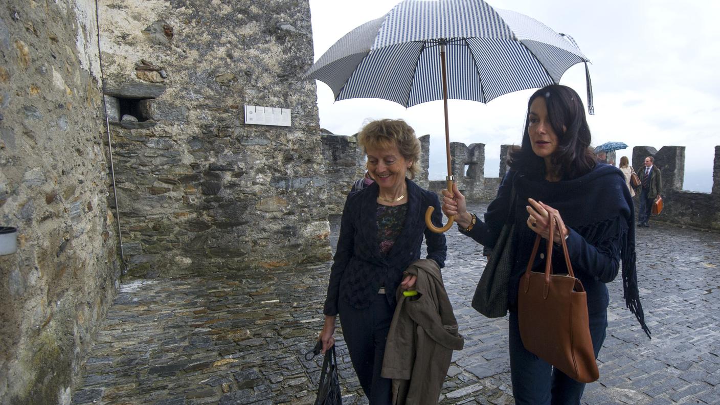 Eveline Widmer-Schlumpf con Laura Sadis