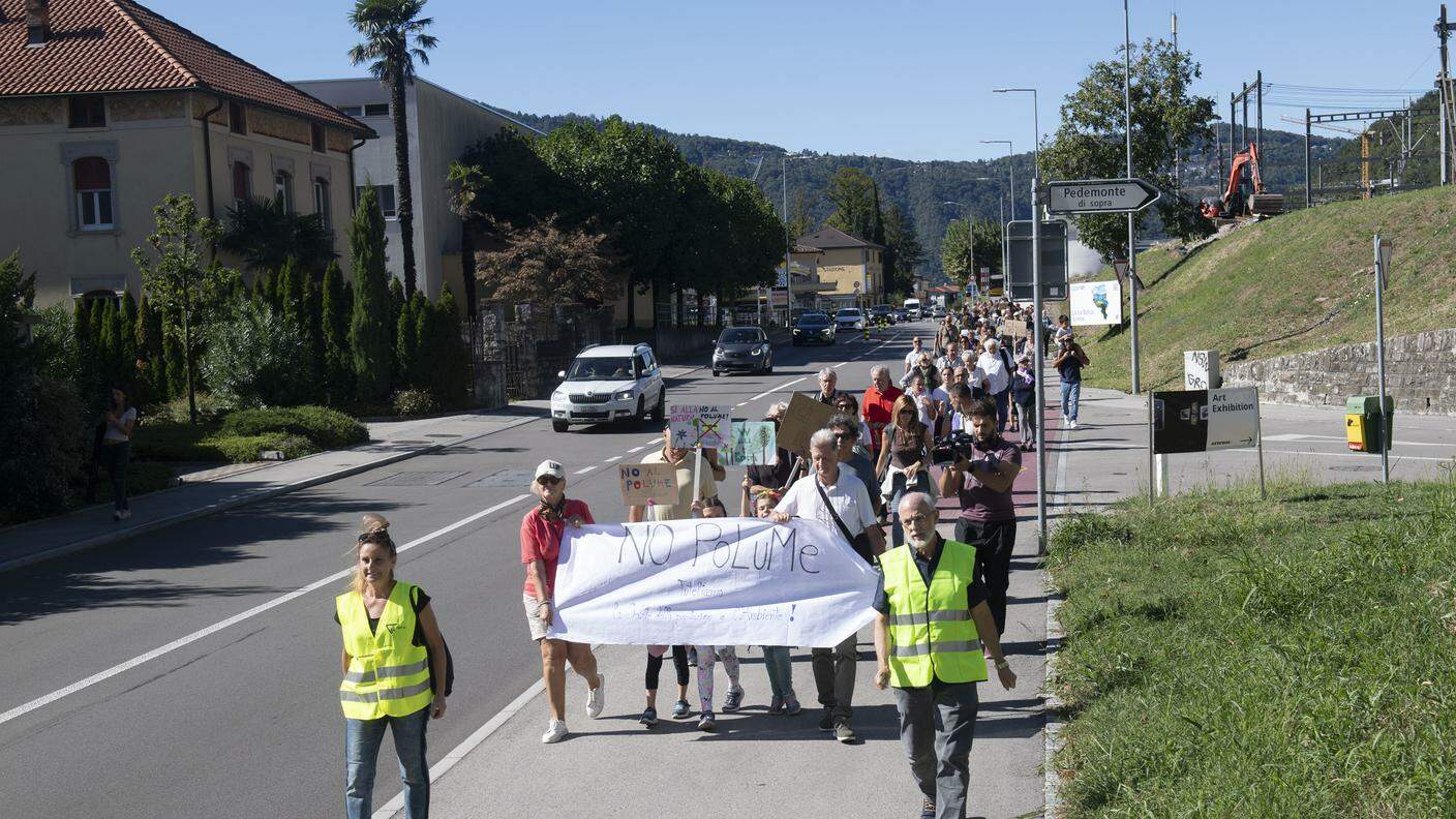 Alcune centinaia di persone hanno manifestato, sabato, contro il potenziamento dell'autostrada tra Lugano e Mendrisio